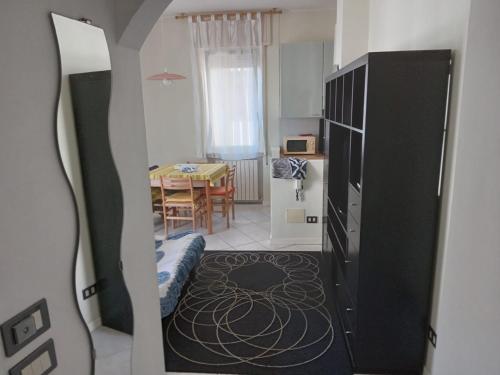 eine Küche und ein Esszimmer mit einem Esstisch in der Unterkunft Casa di Giorgio in Pesaro