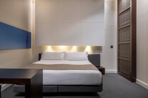 Postel nebo postele na pokoji v ubytování Sixtytwo Hotel