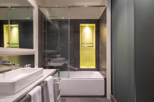 Koupelna v ubytování Sixtytwo Hotel
