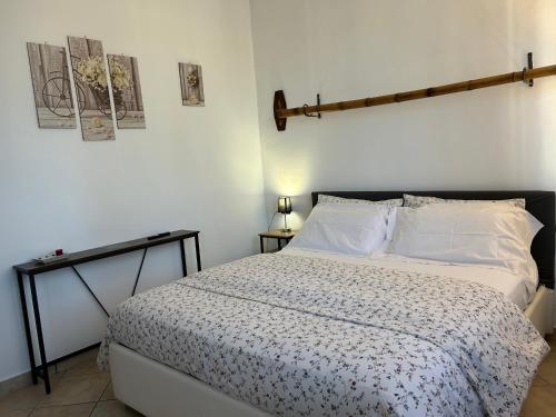 sypialnia z dużym łóżkiem z białymi poduszkami w obiekcie La Corte di Silvia Malpensa w mieście Cardano al Campo