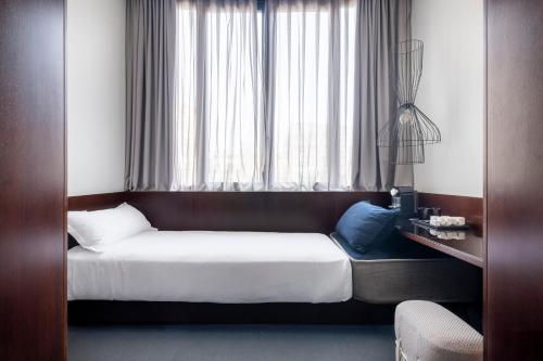 Postel nebo postele na pokoji v ubytování Sixtytwo Hotel