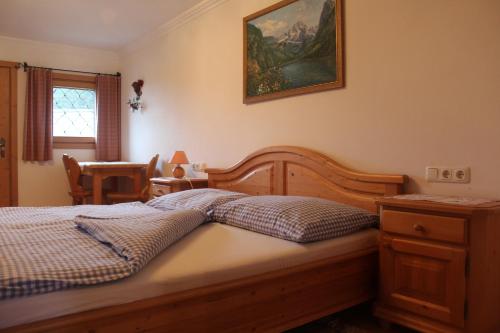ein Schlafzimmer mit einem Bett und einem Bild an der Wand in der Unterkunft Stöcklgut Apartment 