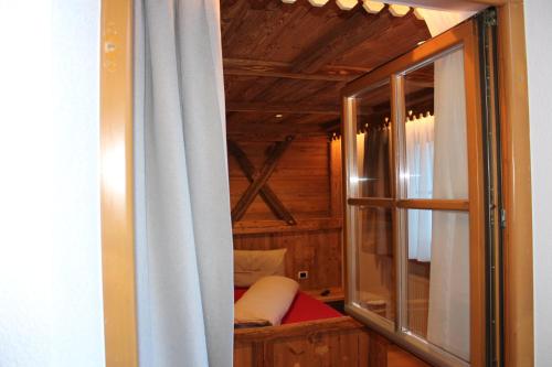 a room with a window and a curtain at ALMRESIDENZ UNTERRAIN -1 km BY CAR DISTANCE SKI SLOPES KRONPLATZ in Valdaora