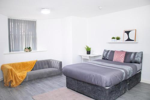 a bedroom with a bed and a couch at Central Eden Retreat in Liverpool