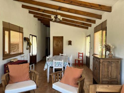 - une salle à manger avec une table et des chaises dans l'établissement Casa familiar, à Tafí del Valle