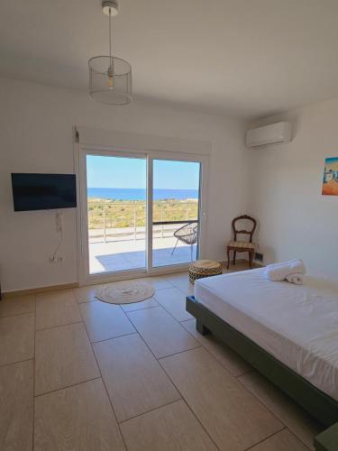 um quarto com uma cama e vista para o oceano em Villa Milan 2 Mastichari em Antimácheia