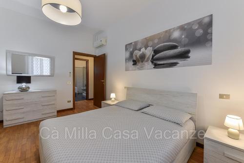 een slaapkamer met een bed en een schilderij aan de muur bij Ca Milla casavacanze in Osimo