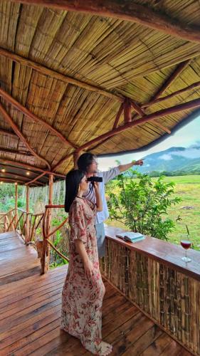 a man taking a picture of a woman taking a picture at Villa Sonia Eco-Hostel in Gigante