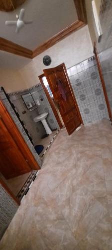 een kamer met een badkamer en een verdieping bij Dar Salam in Dakhla