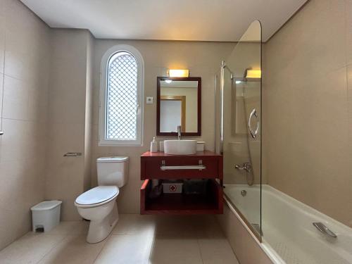 y baño con aseo, lavabo y ducha. en 2 bedroom apartment overlooking pool - MO4012LT, en Los Tomases