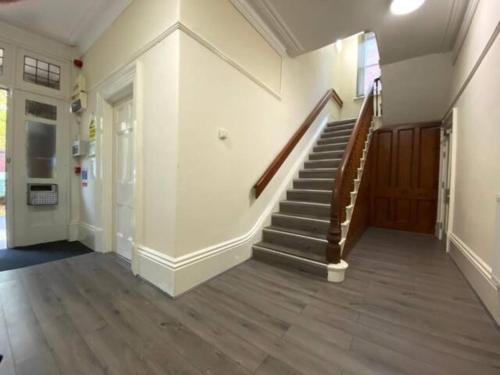 un pasillo con una escalera en una casa en Spacious Victorian Single Room, en Doncaster