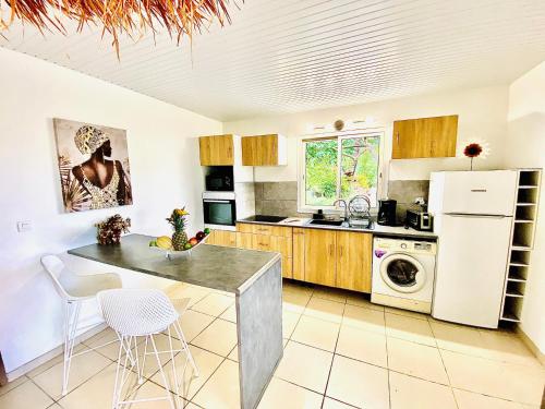 Kuchyň nebo kuchyňský kout v ubytování MAJO LOUNGE dans un jardin tropical à 5 min de la mer Caraïbe