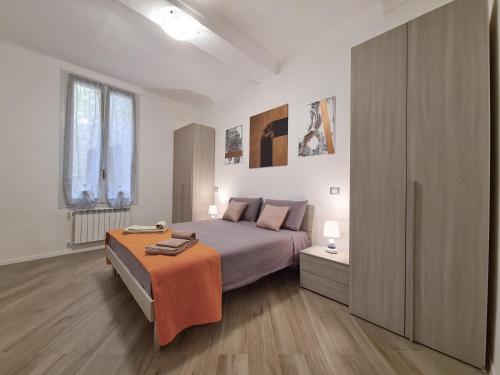 Un dormitorio con una cama y un armario. en Residenza Tulipano - Modena Dom, en Módena