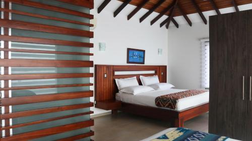 a bedroom with a bed and a window at La Bocana de Quiximies Hotel in Cojimíes