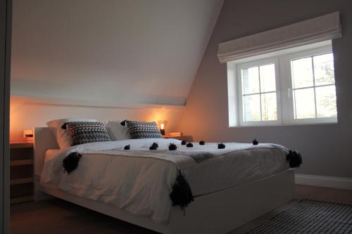 um quarto com uma cama grande e uma janela em Un Toit sur les Monts em Esneux