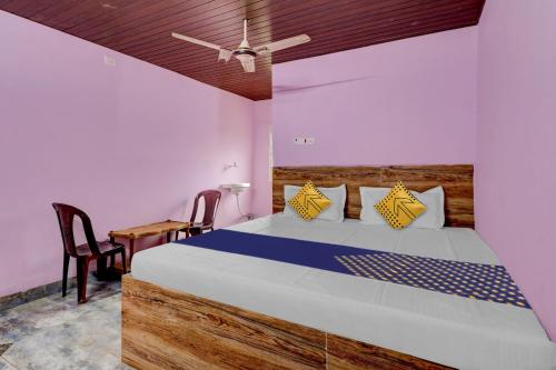 una camera con letto, tavolo e sedie di OYO Hotel Lambacingi Grands a Lammasingi