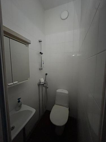 Un baño de Small cozy apartment in Helsinki city area
