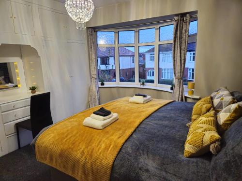 sypialnia z dużym łóżkiem i oknem w obiekcie Number 1 Preston Stays w mieście Preston