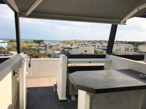 un balcon avec vue sur une ville dans l'établissement Studio 113, Port Nature 1 au village naturiste, au Cap d'Agde