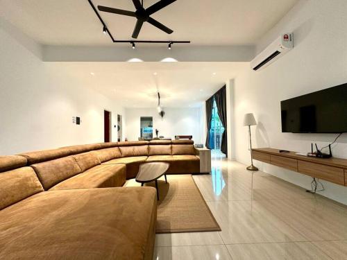 Μια τηλεόραση ή/και κέντρο ψυχαγωγίας στο BNB Luxe Homestay, Rawang - pool, 18 pax