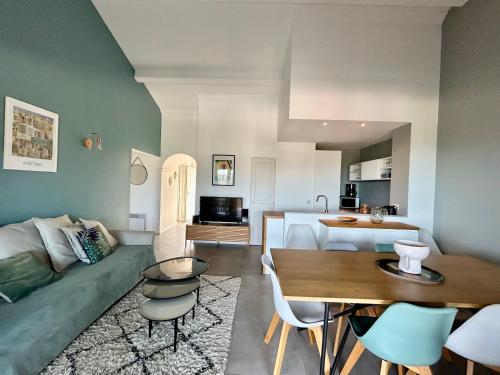 una sala de estar con un sofá y una mesa en Les Restanques Cabrière 3123 vue mer 3 chambres, en Grimaud