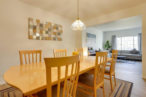 Posezení v ubytování Spacious Thornton Home 15 Mi to Downtown Denver!