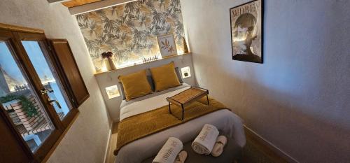 a hotel room with a bed with two pairs of shoes at Suite 85, Villa Boutique privada con piscina in Icod de los Vinos