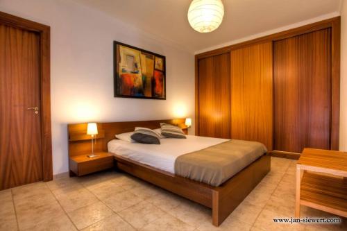 um quarto com uma cama com duas almofadas em Villa Andy Lanzarote em Yaiza