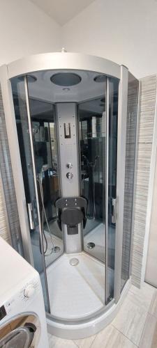 ein kleines Bad mit WC in einem Zimmer in der Unterkunft Comodo a tutti servizi in Abano Terme