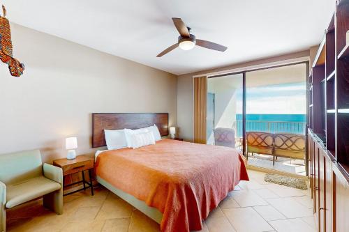 - une chambre avec un lit et un balcon donnant sur l'océan dans l'établissement Pelican Pointe 1506, à Orange Beach