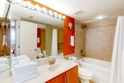 La salle de bains est pourvue d'un lavabo, d'une baignoire et de toilettes. dans l'établissement Pelican Pointe 1506, à Orange Beach