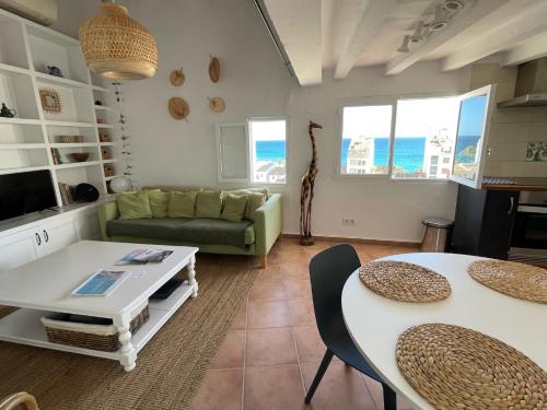 a living room with a couch and a table at Casa Ariana, casco antiguo, terrazas con vistas al mar in Altea
