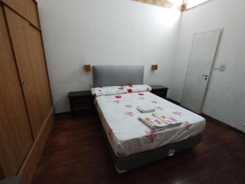 um pequeno quarto com uma cama com flores em Hotel eden em Bahía Blanca