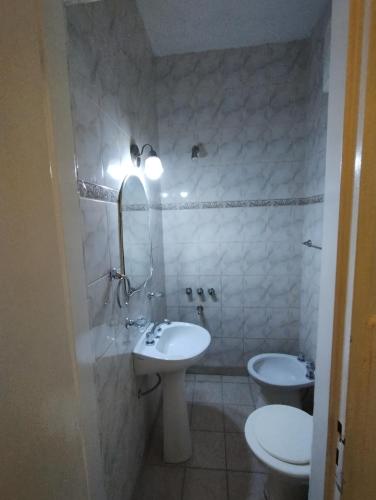 uma casa de banho com um lavatório e um WC em Hotel eden em Bahía Blanca
