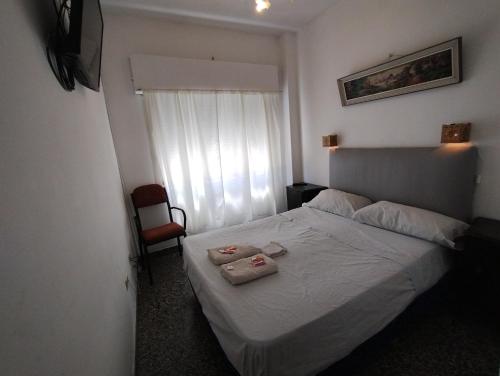 um quarto com uma cama com duas toalhas em Hotel eden em Bahía Blanca