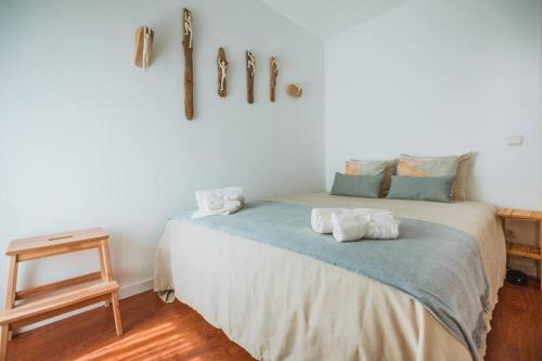 1 dormitorio con 1 cama con toallas en Roots House, en Cascais