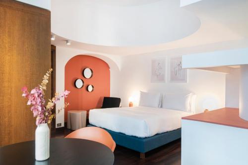 pokój hotelowy z łóżkiem i stołem w obiekcie RELSTAY - Montenapoleone Suite w Mediolanie