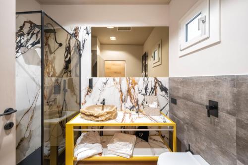 een badkamer met een gele wastafel en een spiegel bij Palazzo Licinio in Venafro