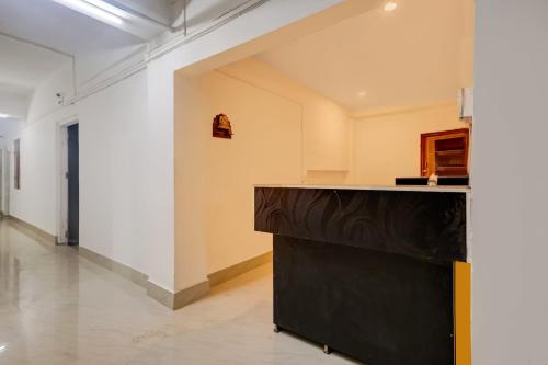 uma galeria de arte com um balcão preto no meio de uma sala em SPOT ON Hotel Paradise Inn em Nowgong