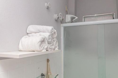 stos ręczników siedzących na półce w łazience w obiekcie Apartamento a 140 metros da Praia de Santos w mieście Santos