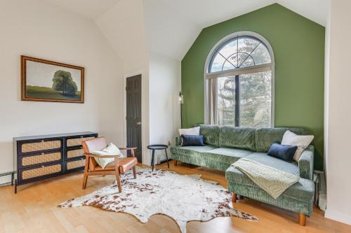 ein Wohnzimmer mit einem grünen Sofa und einem Fenster in der Unterkunft Secluded Kerhonkson Retreat with Deck and Views! in Sundown