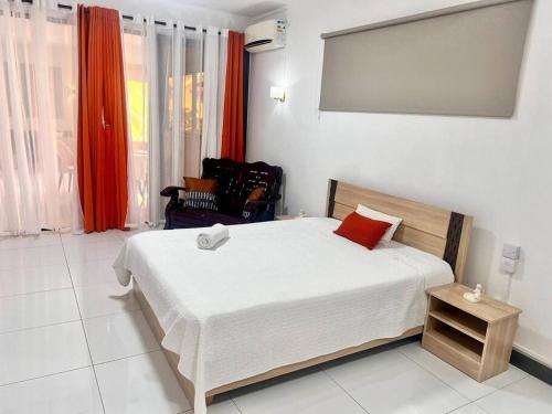 Een bed of bedden in een kamer bij Kozy Korner Apartment
