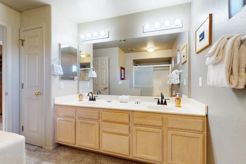 ein Badezimmer mit Waschbecken und großem Spiegel in der Unterkunft Vistoso Resort Casita #207 in Tortolita