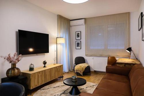 salon z kanapą i telewizorem z płaskim ekranem w obiekcie Luxury Infusion by HOME Apartments - Free Parking w Zagrzebiu