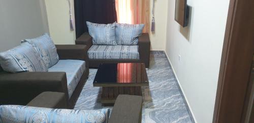 Sala de estar con 2 sofás y mesa de centro en Davina Hill resort & hotel en Gwarinpa