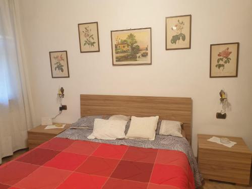 Un dormitorio con una cama con una colcha colorida. en Casa Vacanze Alice e Arianna, en Cairo Montenotte