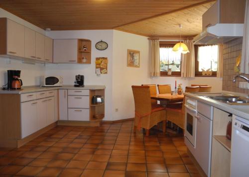 Kuchyň nebo kuchyňský kout v ubytování Haus Regina