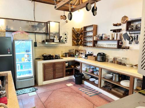 uma grande cozinha com um frigorífico e um balcão em My Secret Home em Seminyak