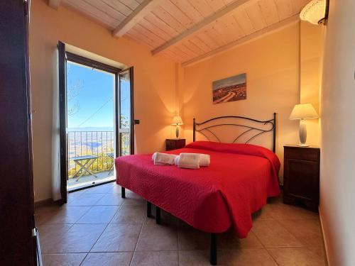FariglianoにあるAgriturismo Cantine Bevione - Family Apartmentsのベッドルーム1室(赤いベッド1台、大きな窓付)