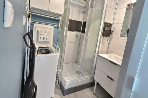 La petite salle de bains est pourvue d'une douche et d'un lavabo. dans l'établissement Rich, à Valras-Plage